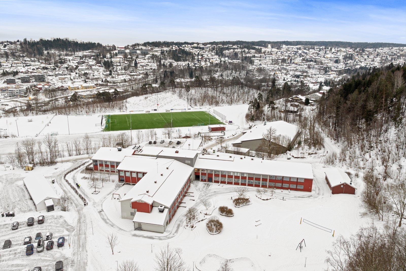 Slemmestad idrettspark, skoler og barnehager ligger i gangavstand fra boligen. Galleribilde