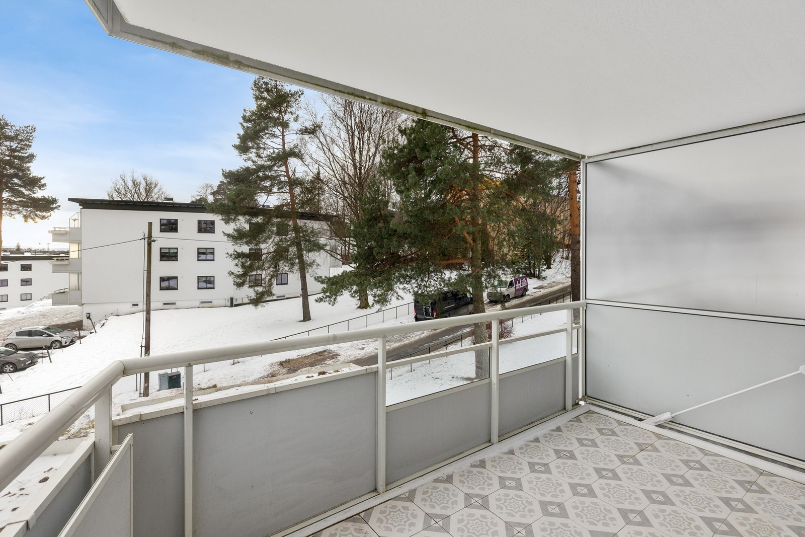 Takoverbygg og god plass til utemøblement Galleribilde