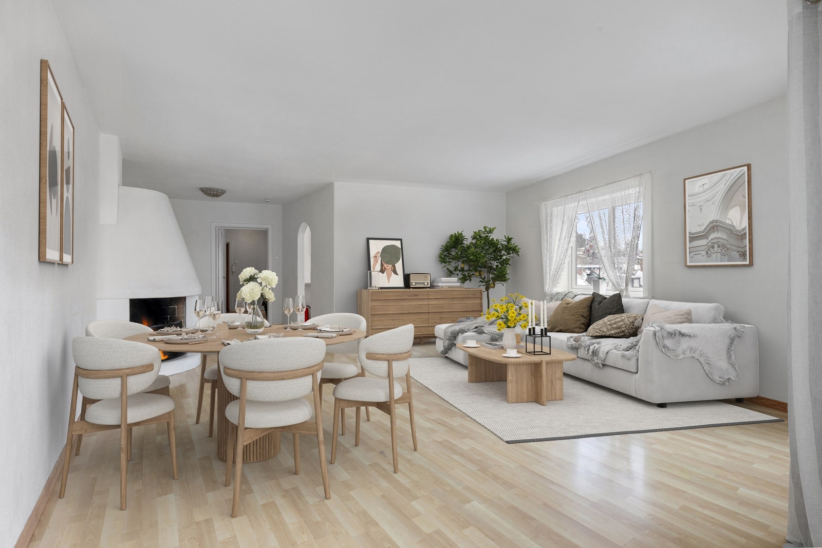 Lys og romslig stue med både peis og peisovn. Kjøkkenet ligger vegg i vegg med stue. En kan se på muligheter for å åpne og lage et allrom (digital styling) Galleribilde