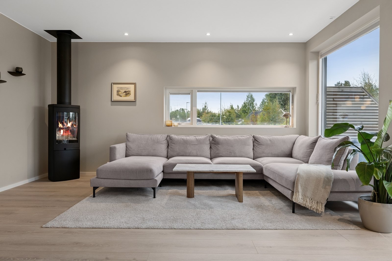 I hjørnet av rommet er det plassert en peisovn som sørger for ekstra varme og hygge på kjølige dager. Galleribilde