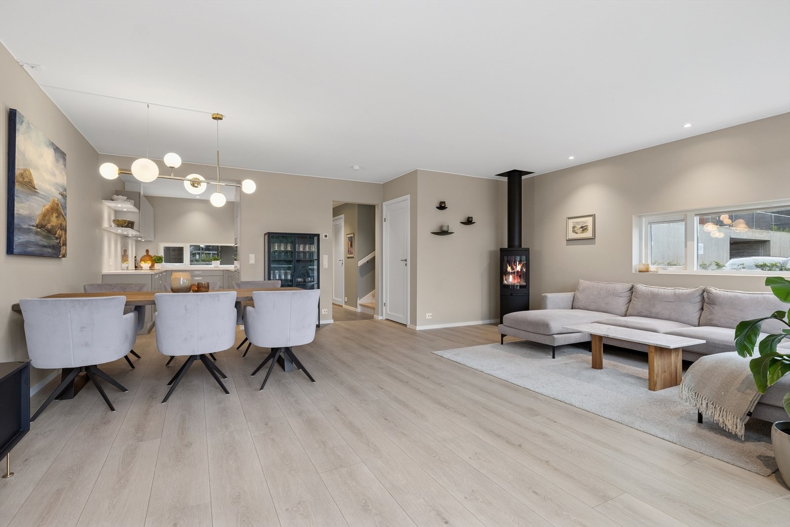 I hovedetasjen finner du boligens sosiale samlingspunkt, nemlig stuen. Galleribilde