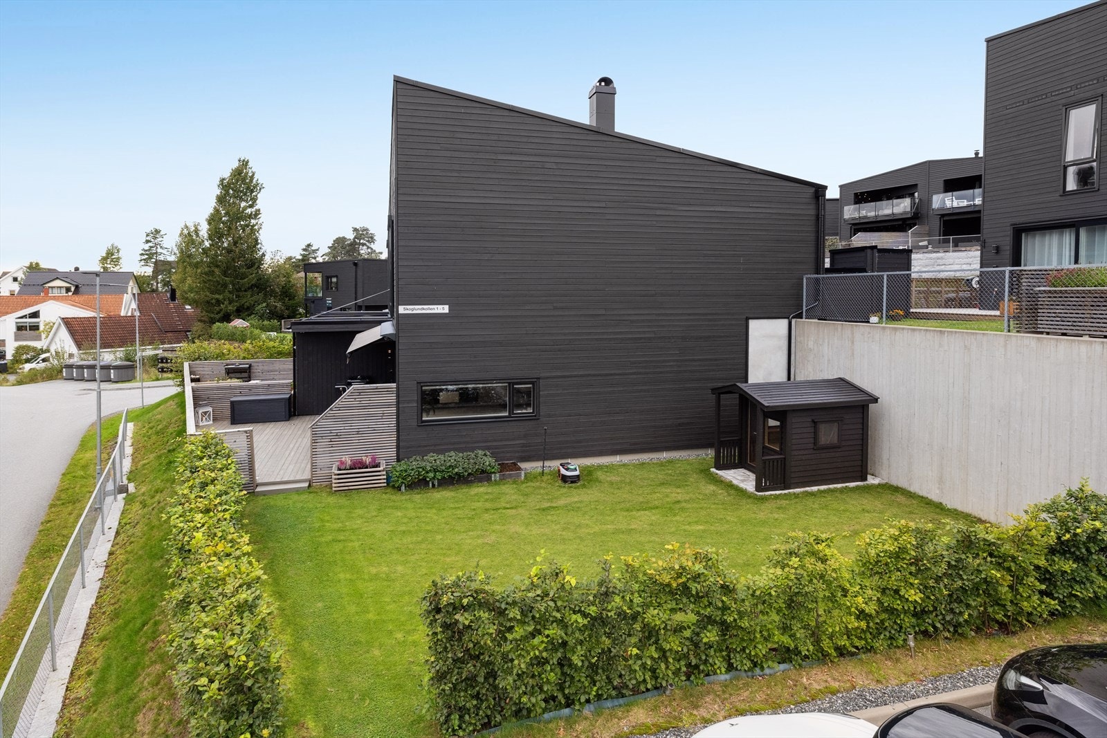 Eiendommen har en unik plassering med store og flotte opparbeidede utearealer. Gjesteparkeringen er meget praktisk plassert og du kan gå gjennom hagen fra gjesteparkeringen. Galleribilde