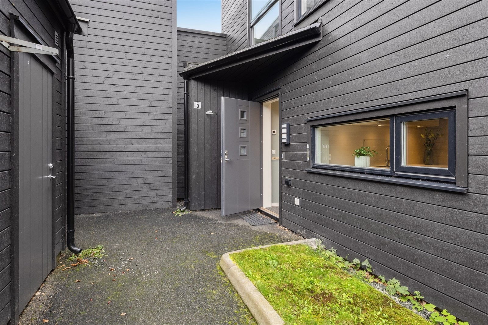 Utvendig bod ved inngangspartiet. Galleribilde