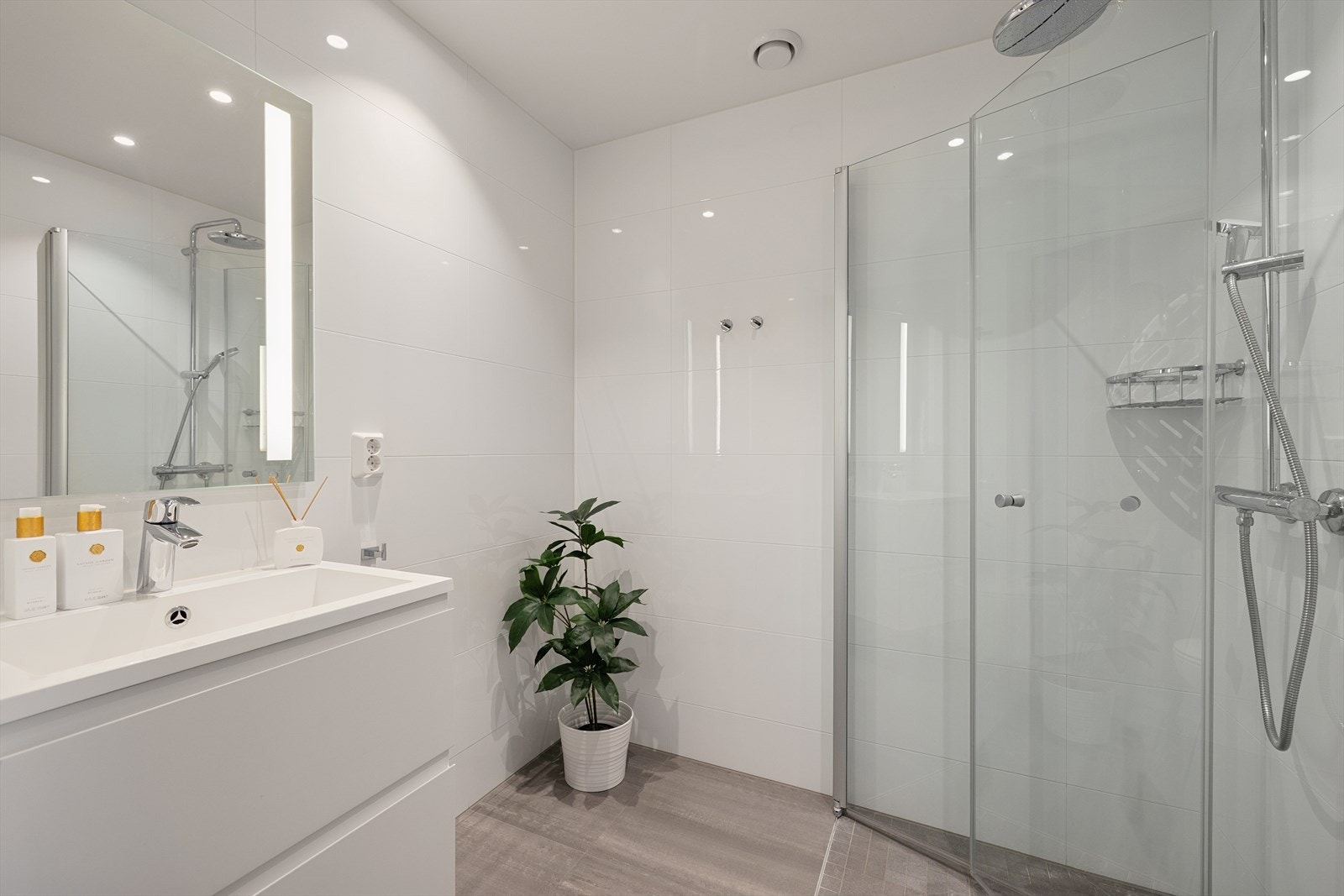 Badet i første etasje har flislagte overflater på både vegger og gulv med behagelig gulvvarme, og malt tak. Galleribilde