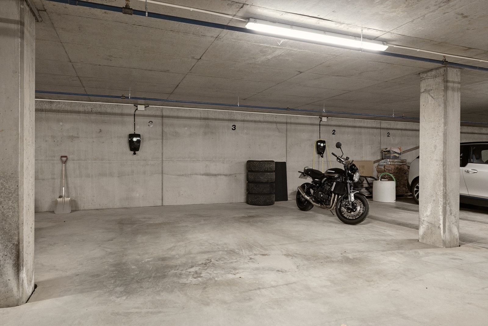 Det medfølger 2 stk. parkeringsplasser i felles garasjeanlegg med egen el-bil lader. Galleribilde