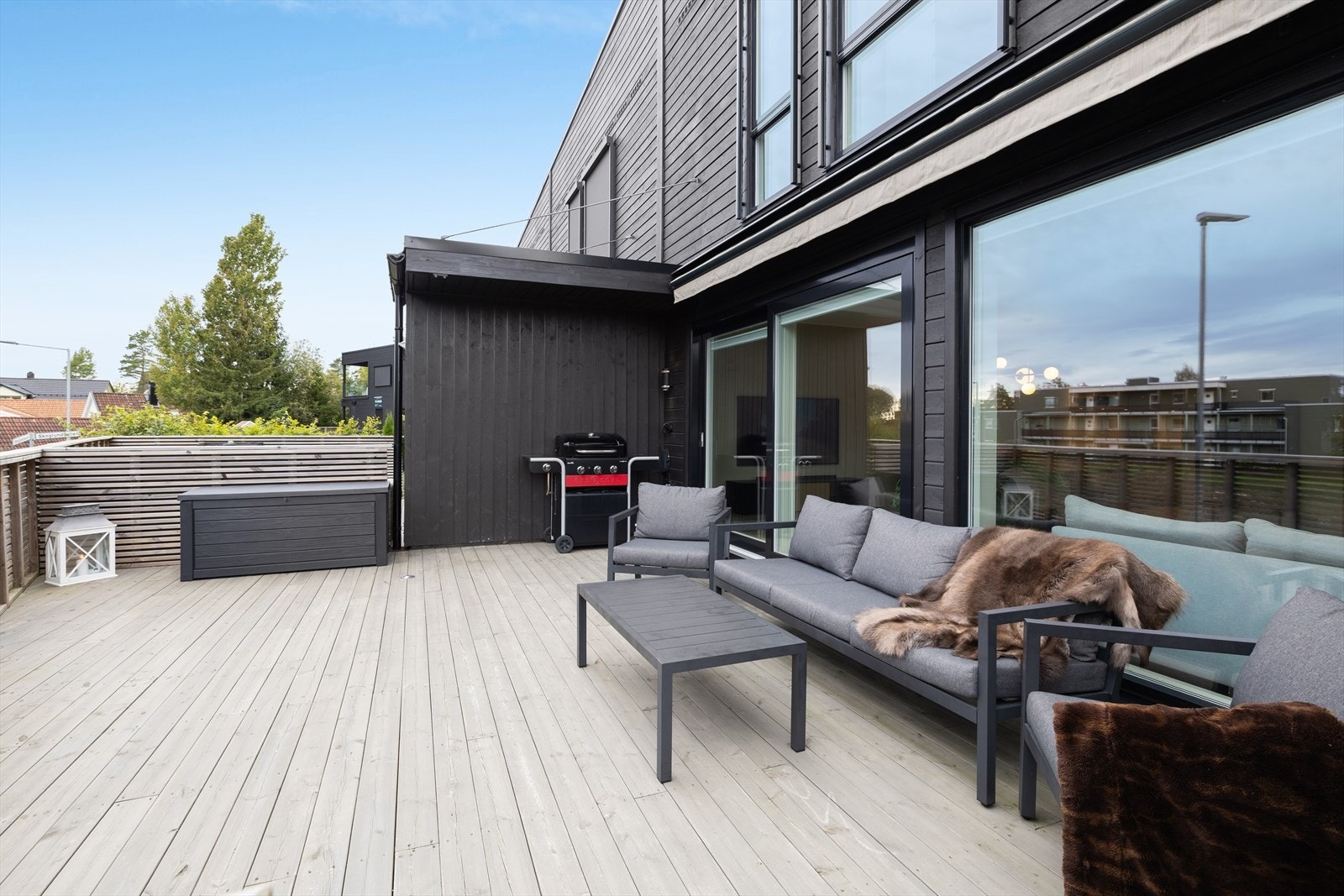 Den solrike terrassen er oppført i tre og utgjør 30 m². Galleribilde