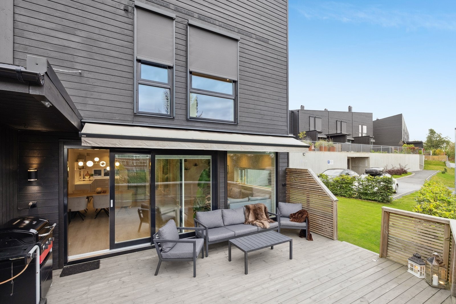 Fin og solrik uteplass hvor du kan nyte varme sommerdager og sene kvelder. Screens for de ekstra solrike dagene. Galleribilde