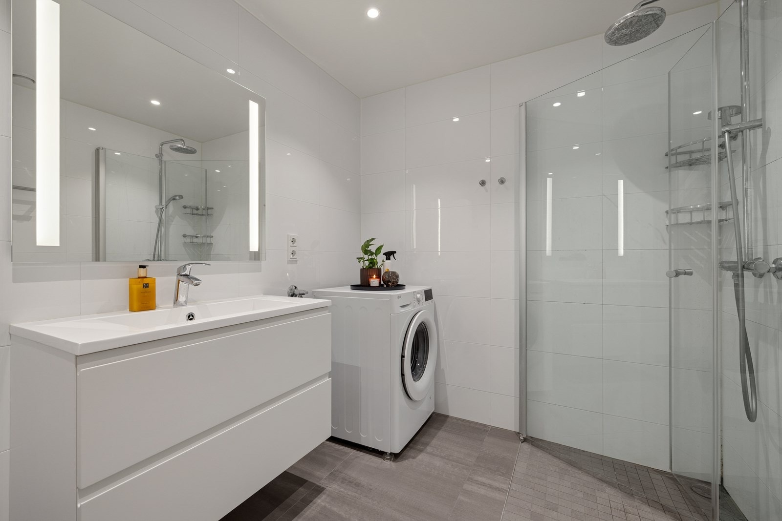 Baderommet i 2. etasje har flislagte vegger og gulv med behagelig gulvvarme, samt et malt tak. Galleribilde