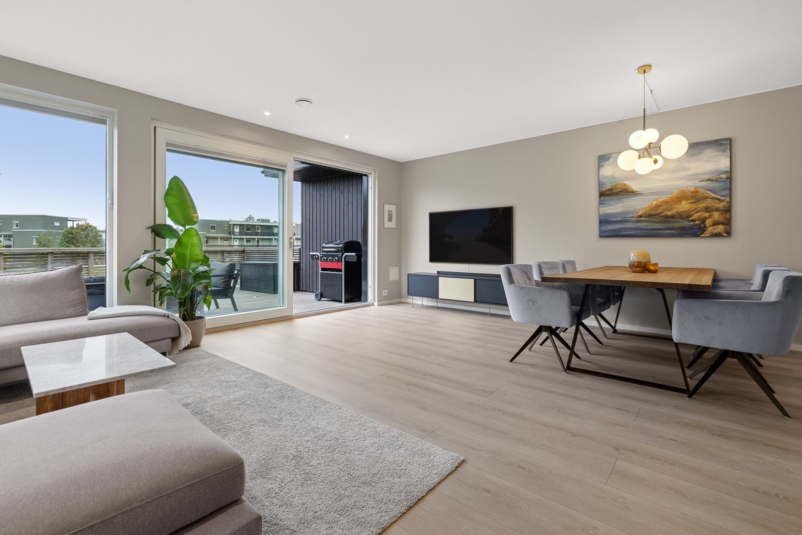 Fra stuen er det utgang til en stor terrasse og stor hage. Galleribilde