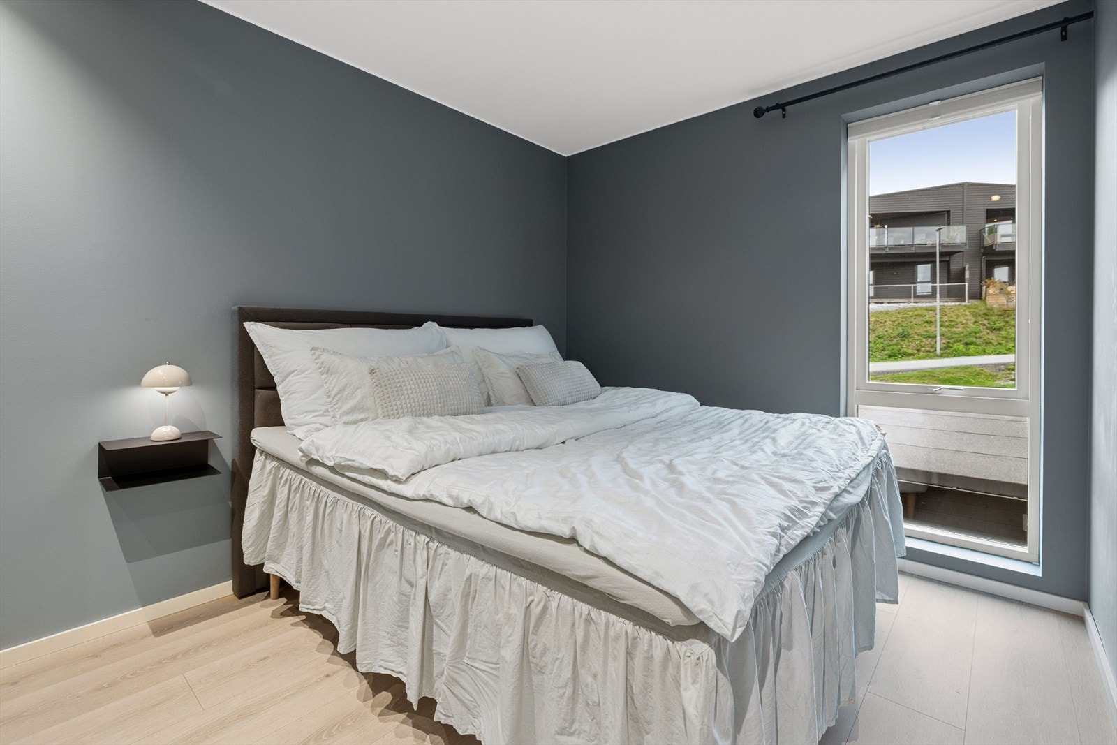 Videre byr boligen på 3 soverom, alle beliggende i boligens 2. etasje. Galleribilde