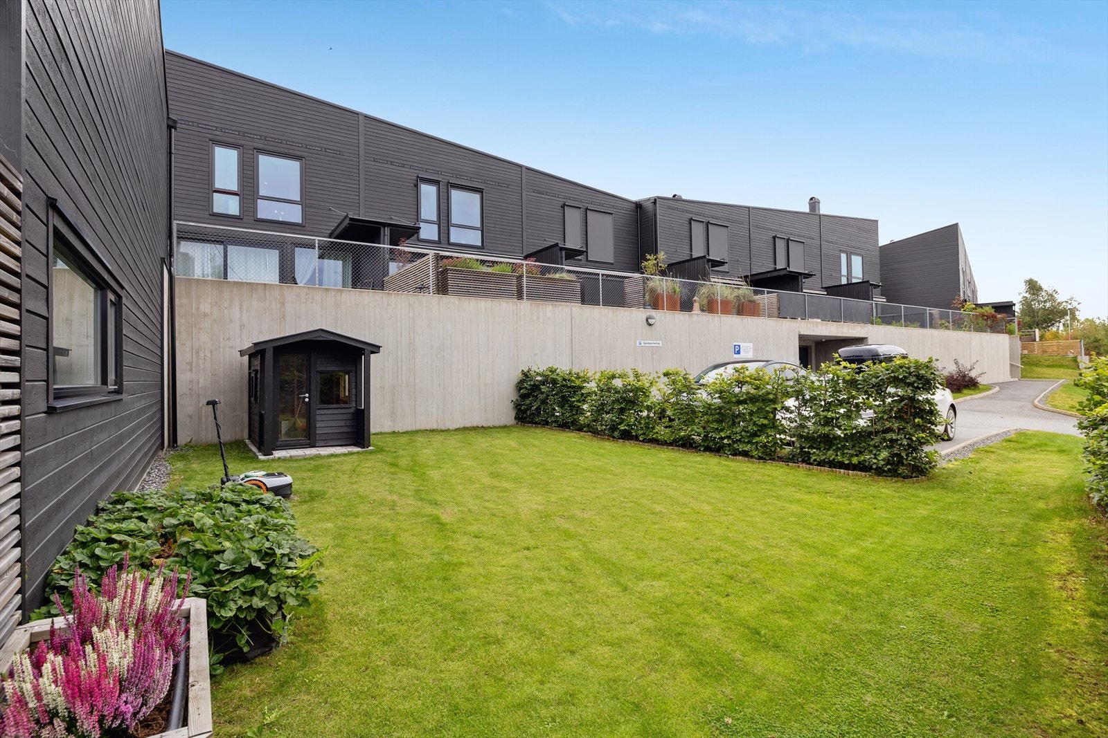 Hagen er pent opparbeidet med gressplen, hekk, diverse beplantning og utebod/lekehus. Galleribilde