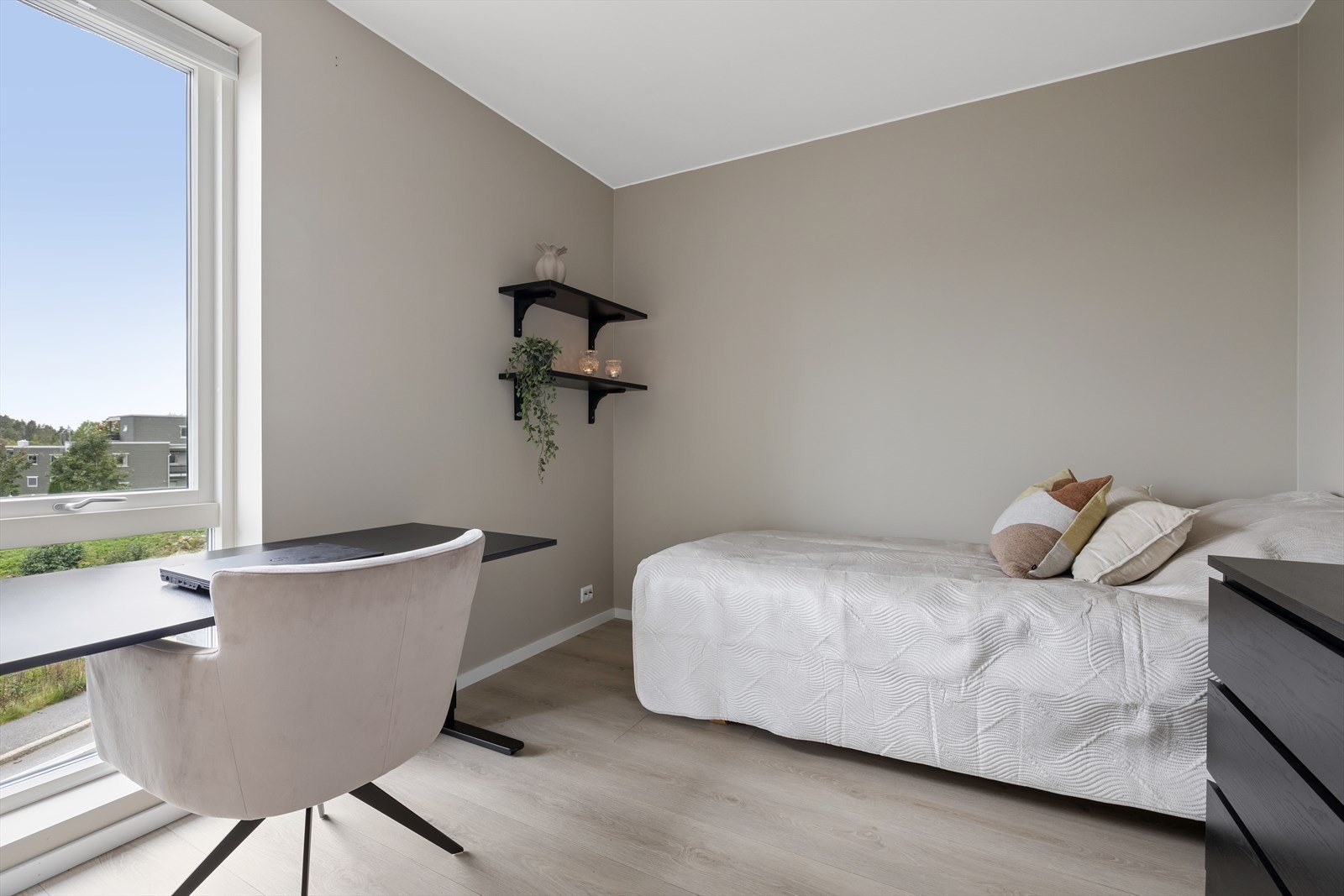 Ypperlig for barnerom, gjesterom eller hjemmekontor. Galleribilde