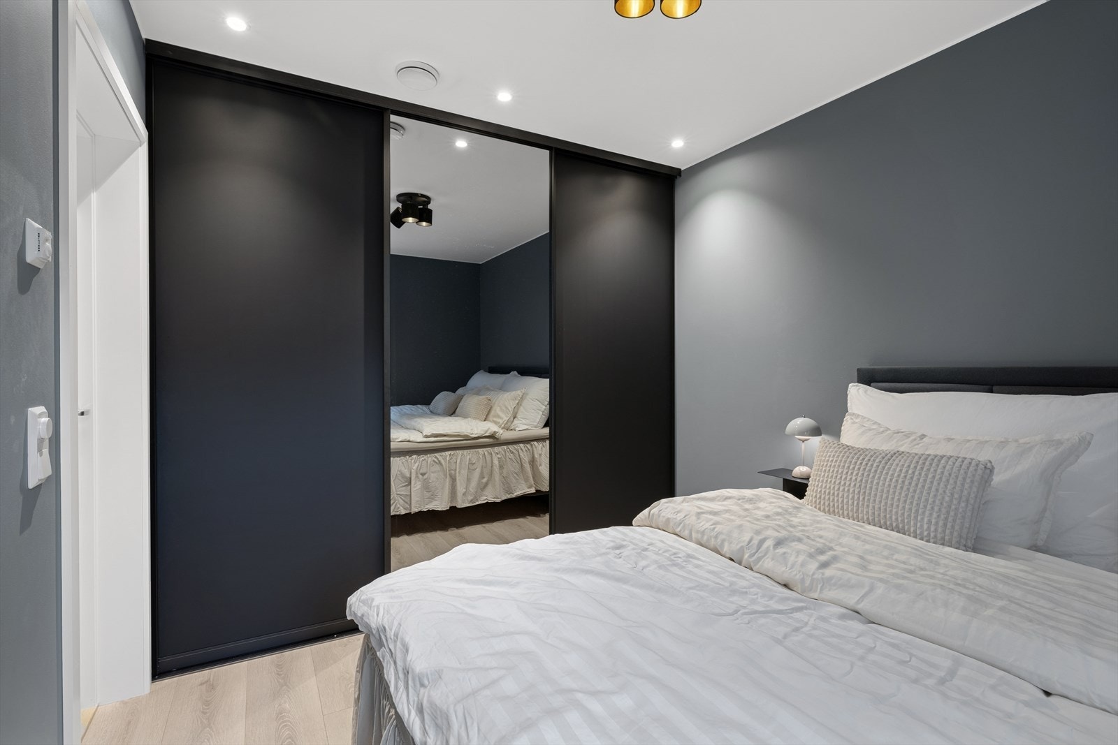 Hovedsoverommet har en romslig garderobeløsning med god oppbevaringsplass. Galleribilde