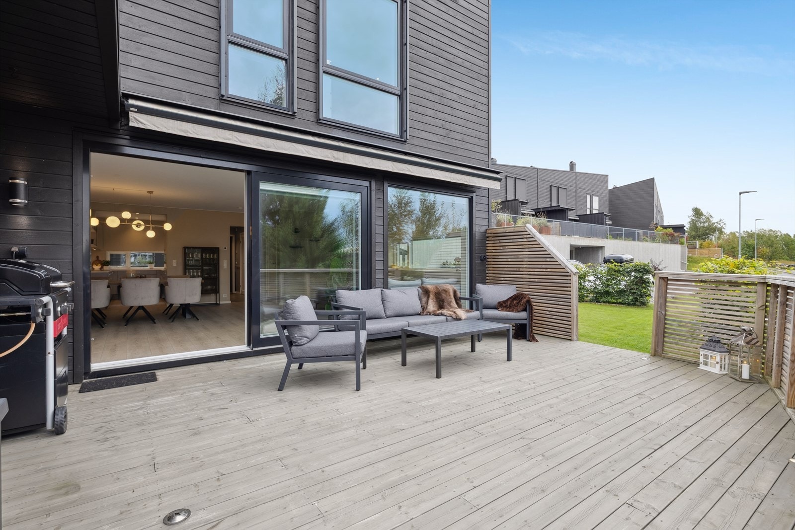 På den store terrassen kan det innredes med både hagemøbler og grill. Galleribilde