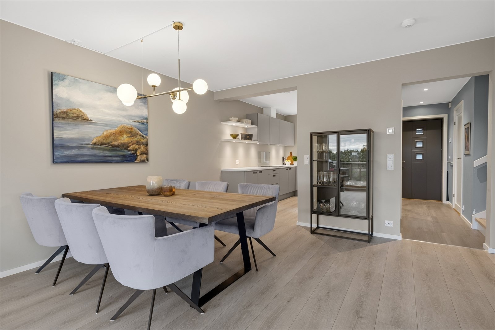 I tilknytning til kjøkkenet, kan spisebord enkelt plasseres. Galleribilde