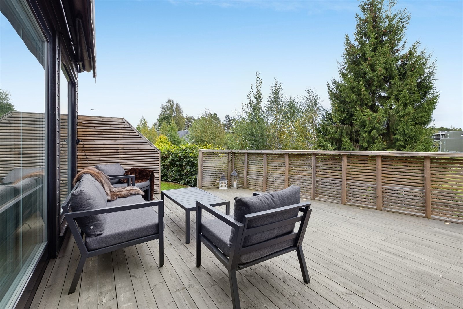 Terrassen fungerer som en forlengelse av stuen på varme sommerdager. Galleribilde