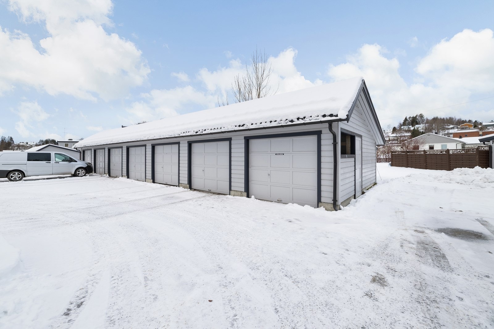 Til boligen hører en egen garasjeplass i felles garasjerekke. Galleribilde