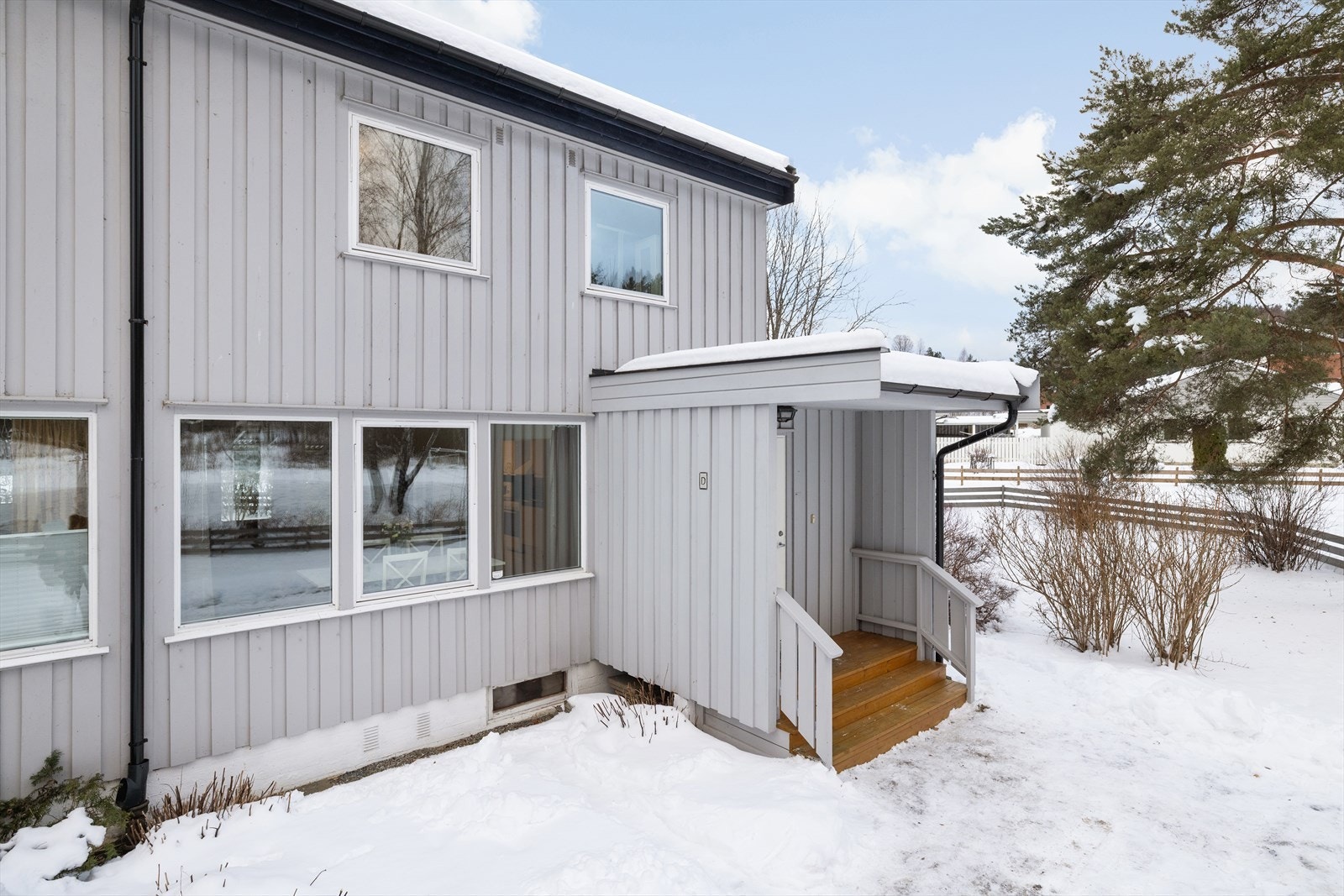 Inngangspartiet har nytt tak og trapp fra 2019. Galleribilde