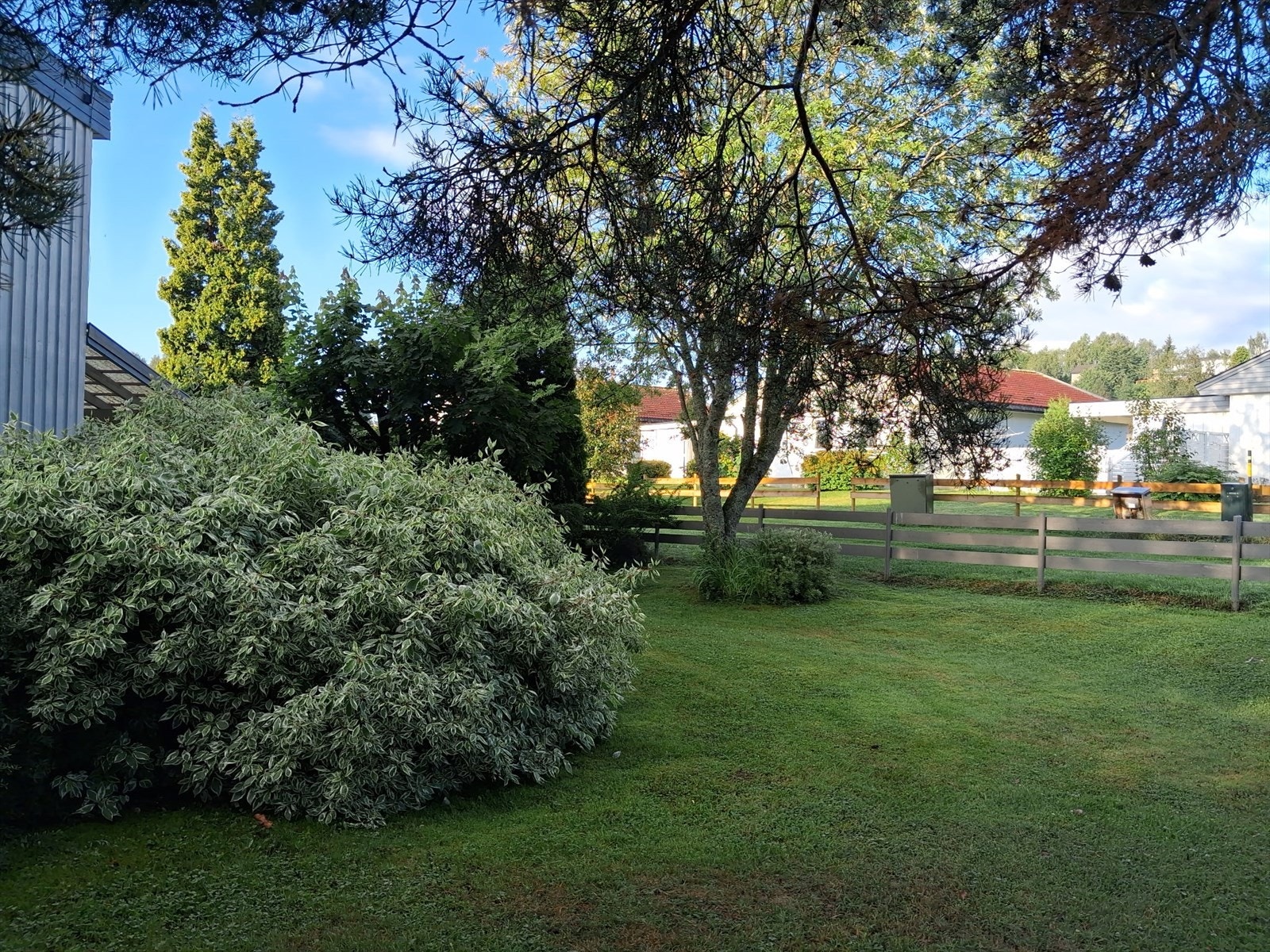 Eiendommen ligger i et rolig og etablert boligområde. Galleribilde