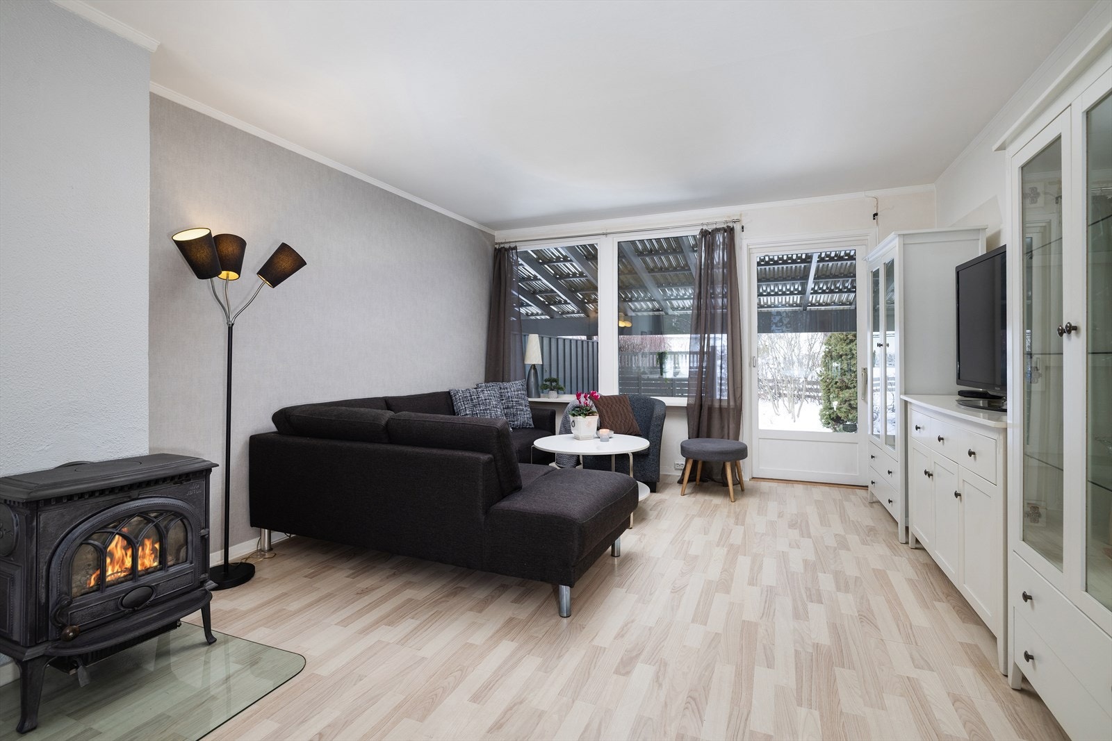 Ildstedet med glassdør skaper en lun atmosfære og gir god varme. Galleribilde