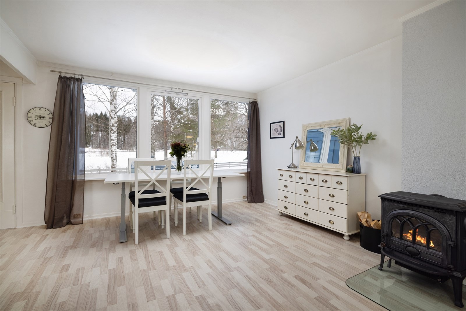 Store vindusflater gir rikelig med naturlig lys til spiseplassen. Galleribilde