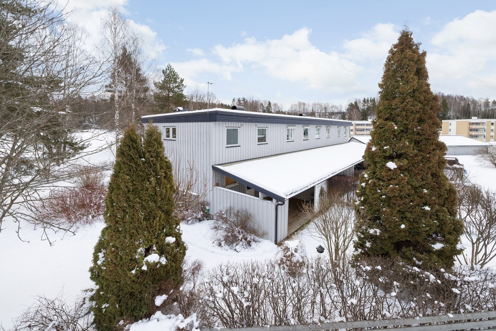 Rekkehuset har stående tømmermannspanel og taktekking av pappshingel fra 2019. Galleribilde