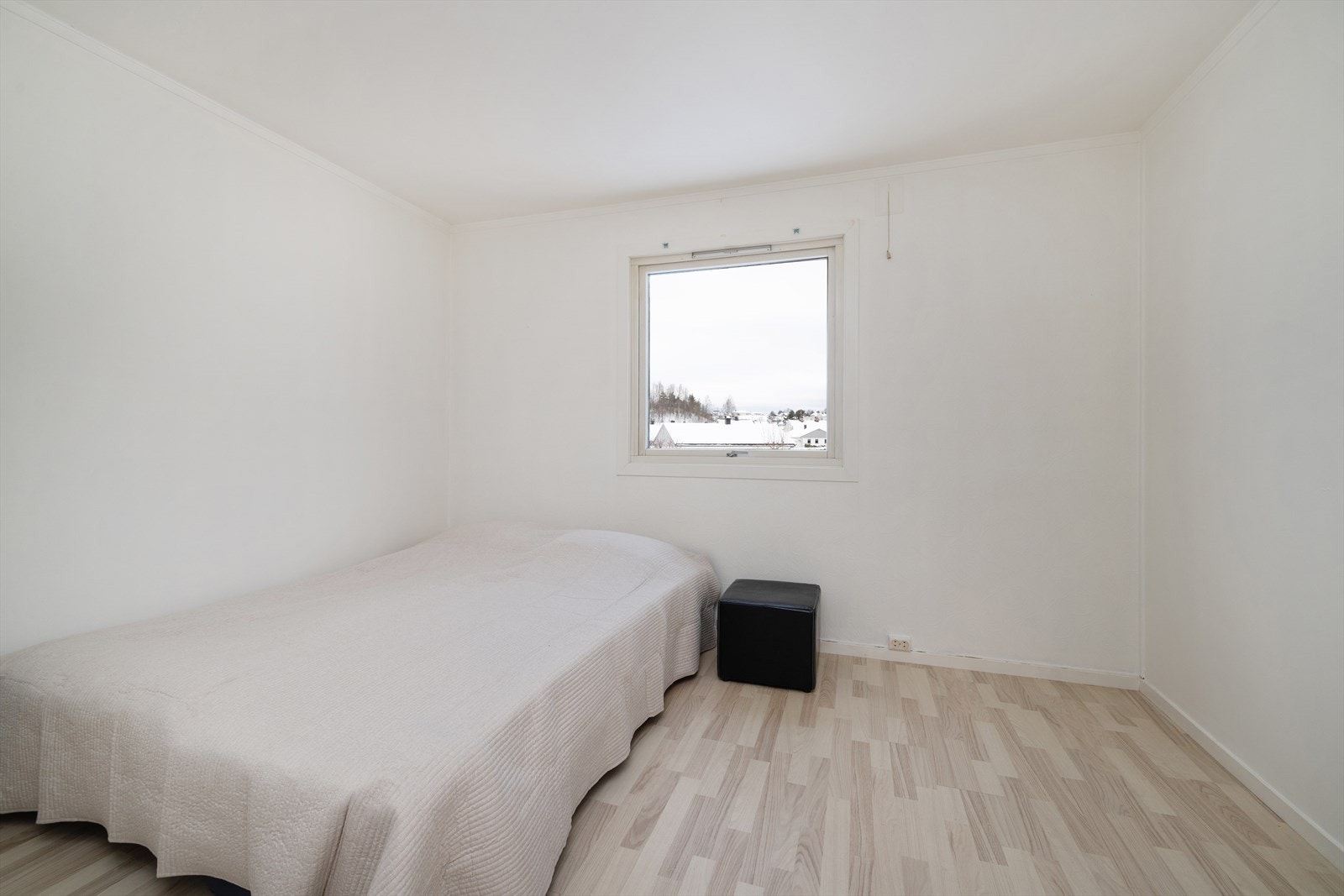 Boligens tredje soverom, også med laminatgulv og malte flater. Galleribilde