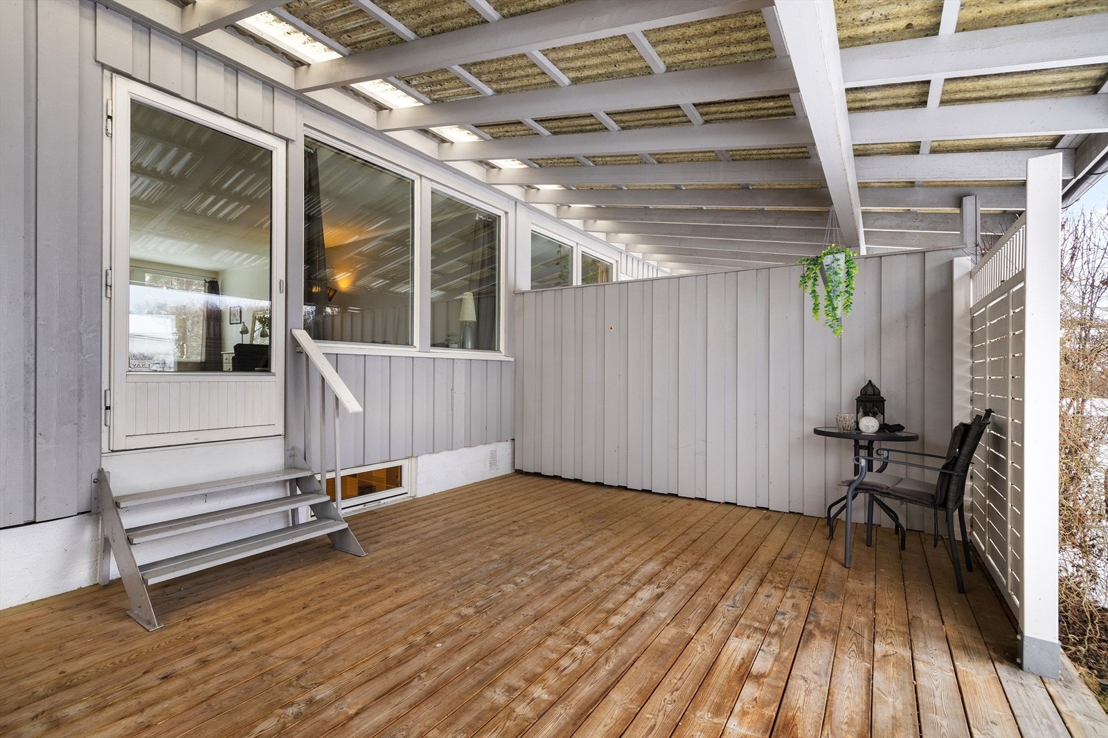 Den overbygde verandaen på 27 m² ble bygget i 2015 og er en fin forlengelse av stuen. Galleribilde