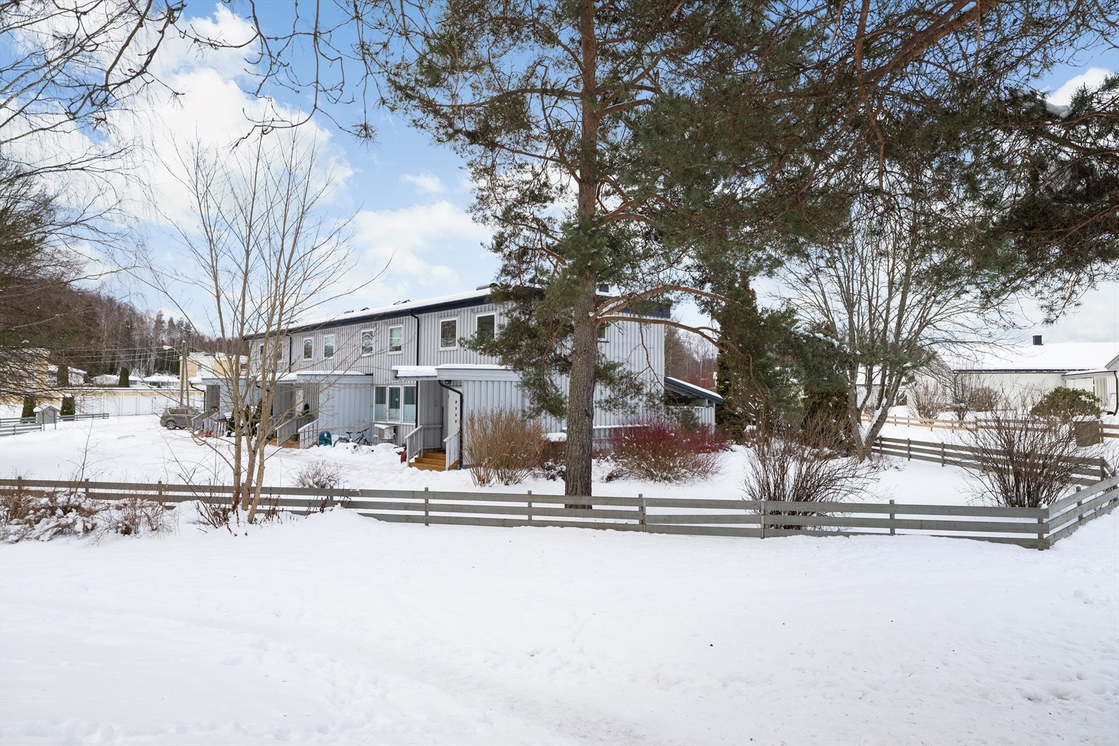 Rekkehuset ligger fint til med en usjenert hage. Galleribilde