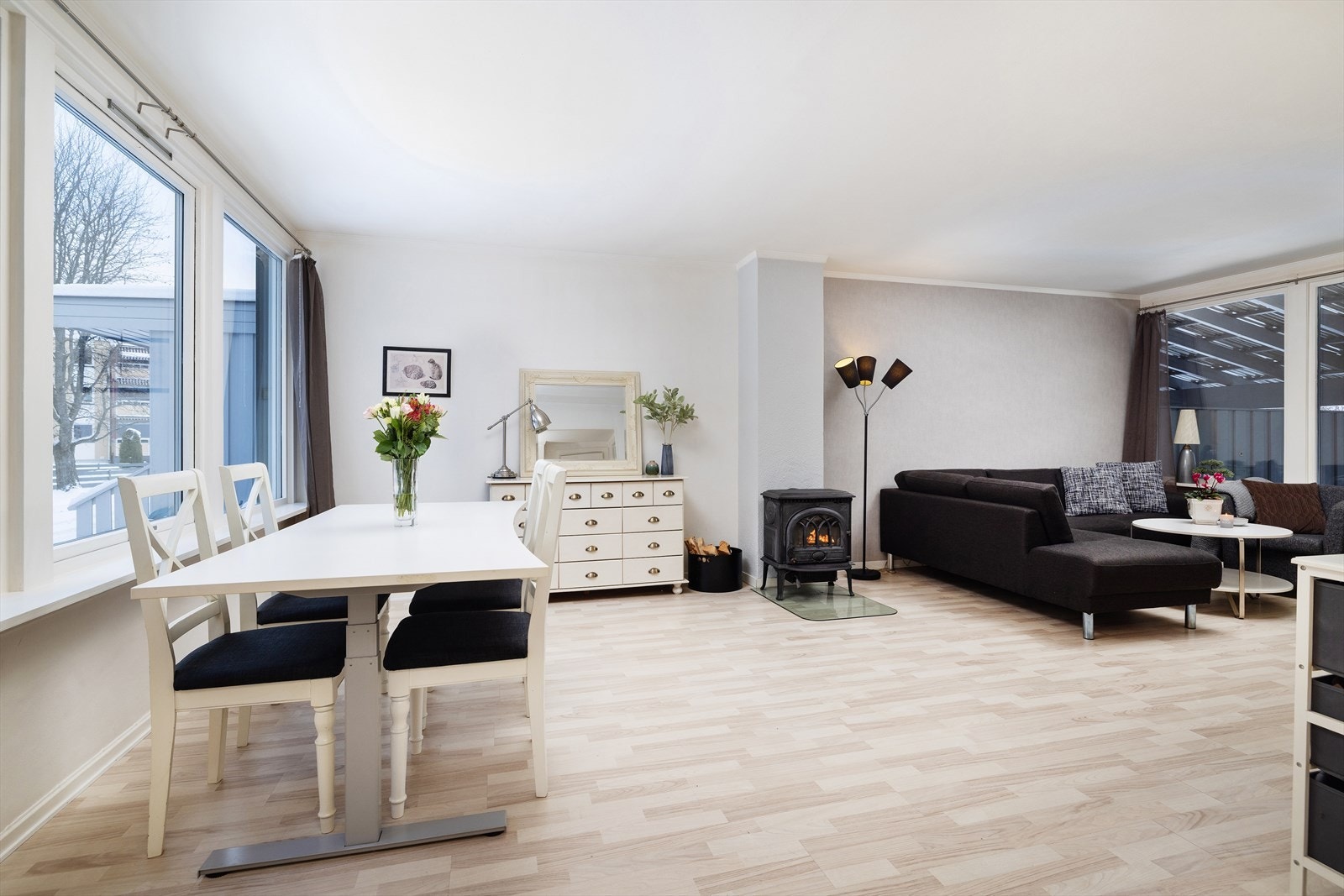 Stuen er romslig og har plass til både sofagruppe og spisebord. Galleribilde