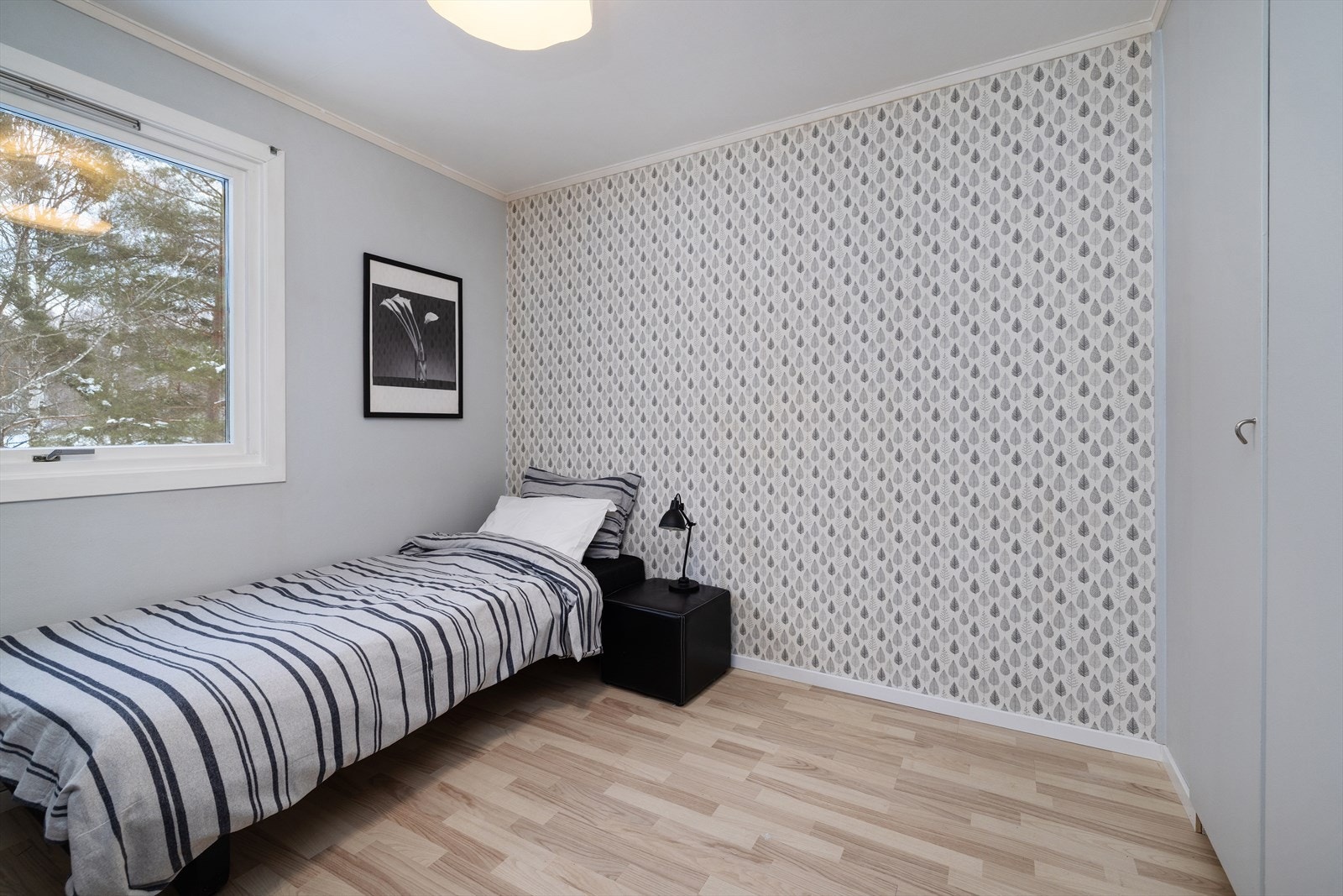 Et av soverommene, med plass til seng og oppbevaring. Galleribilde