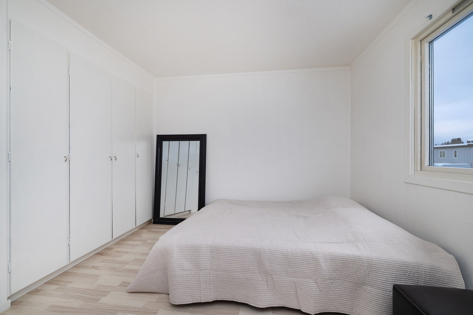 Hovedsoverommet har en hel vegg med praktiske, innbygde garderobeskap. Galleribilde