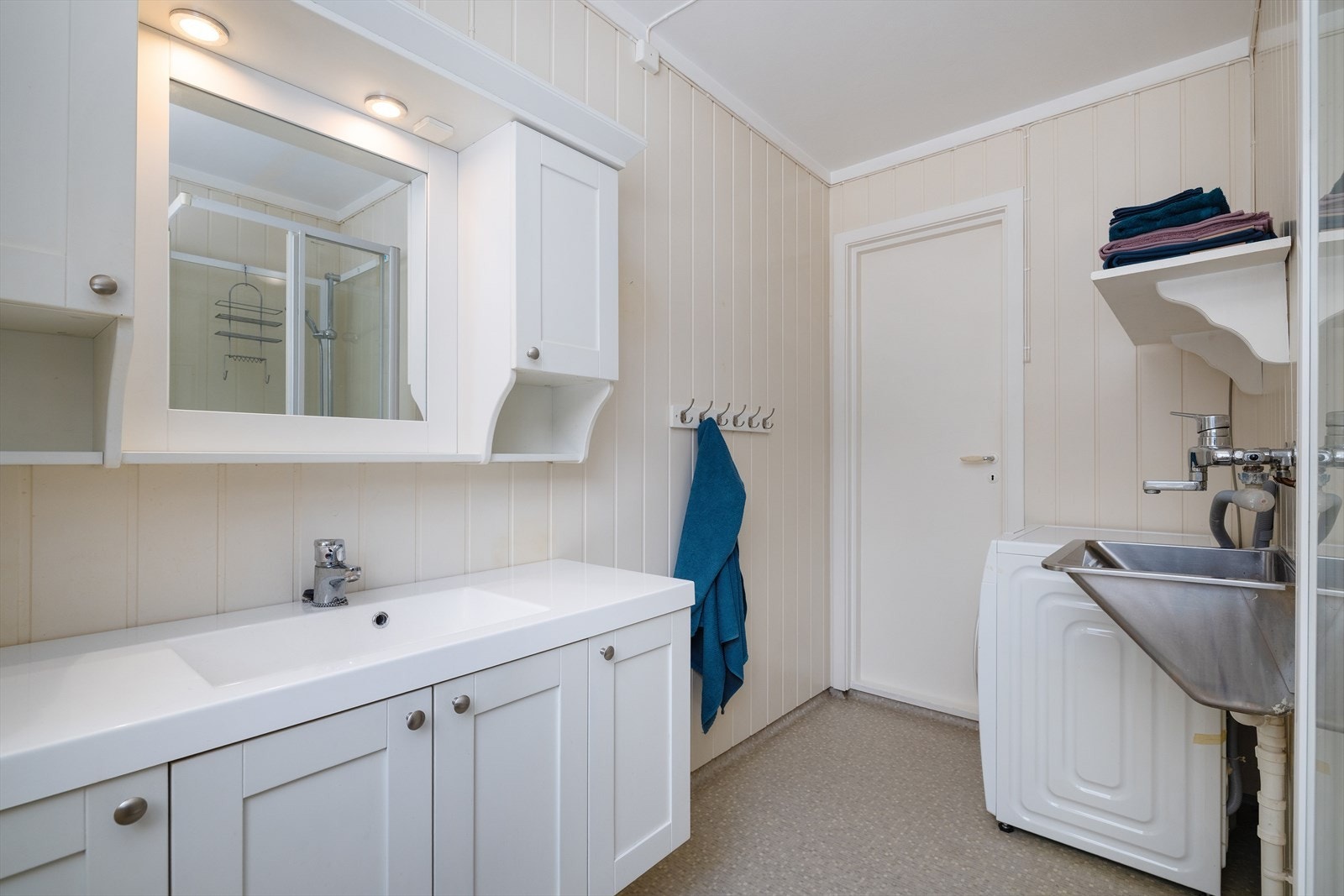 Funksjonelt bad kombinert med vaskerom, med opplegg for vaskemaskin og utslagsvask. Galleribilde