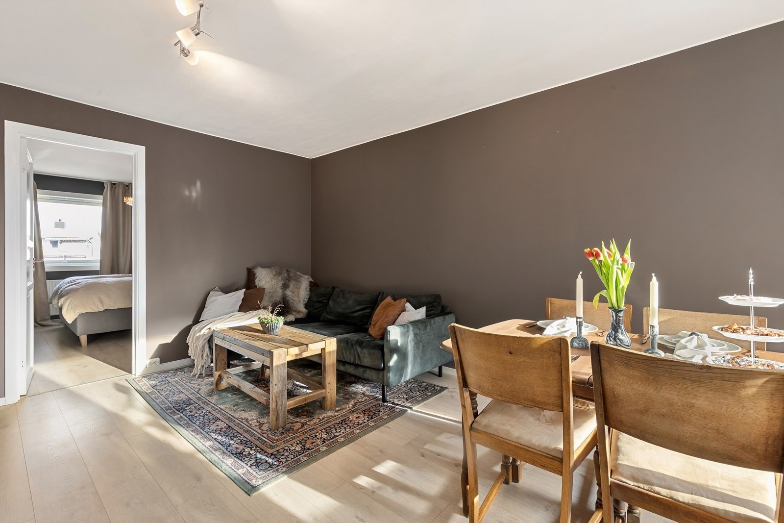 Flott stue med plass til både sofalounge og spisebord. Galleribilde