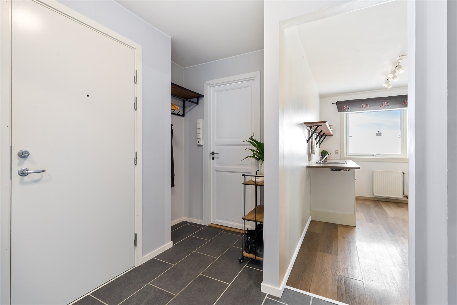 Romslig, flislagt entré med behagelig varme i gulvet. Galleribilde