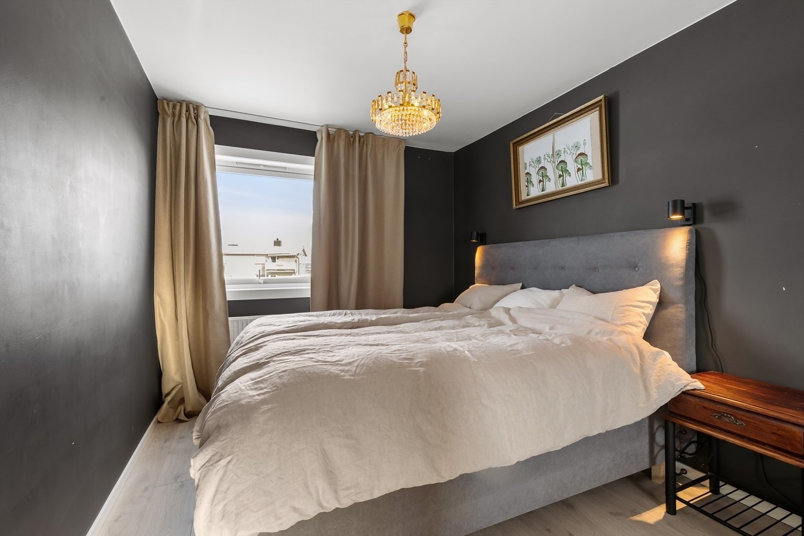 Hovedsoverom med god plass til dobbeltsengen. Galleribilde