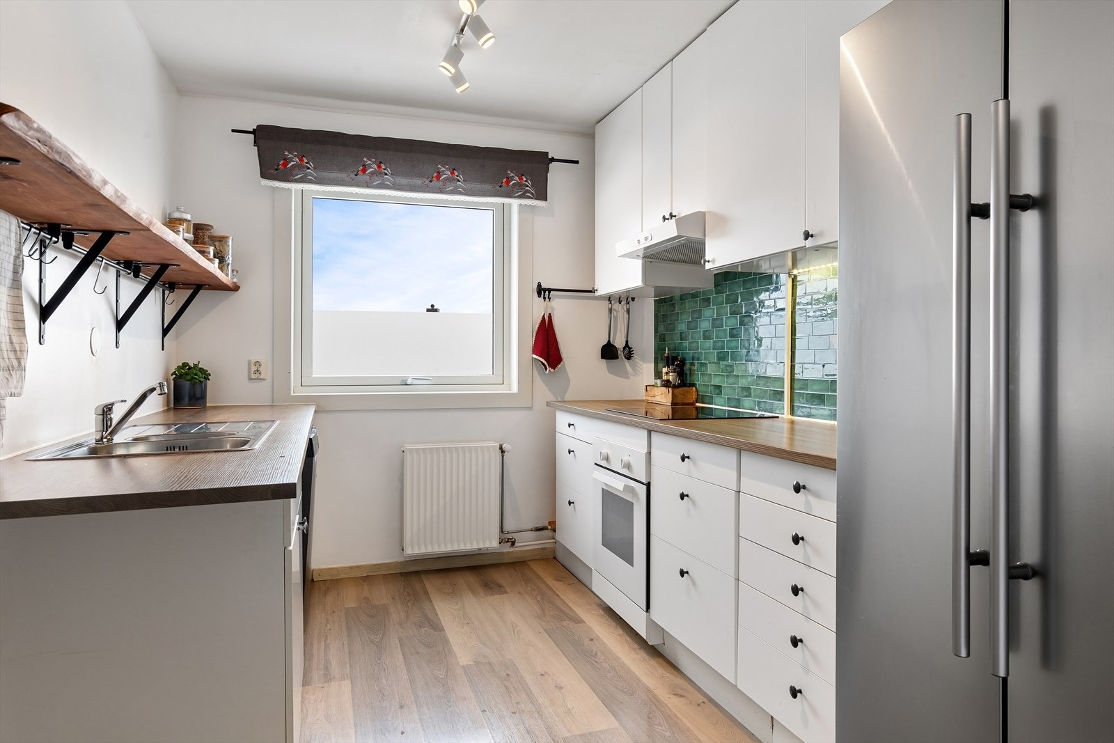 Kjøkkenet ligger separat og har adkomst fra gangen. Galleribilde