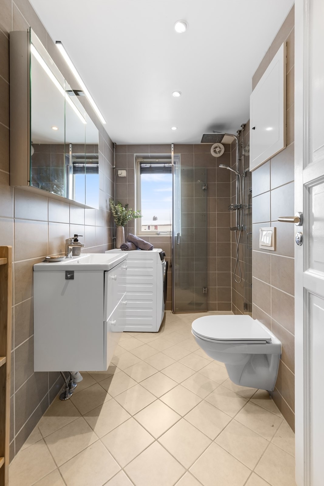 Opplegg for vaskemaskin på badet. Galleribilde