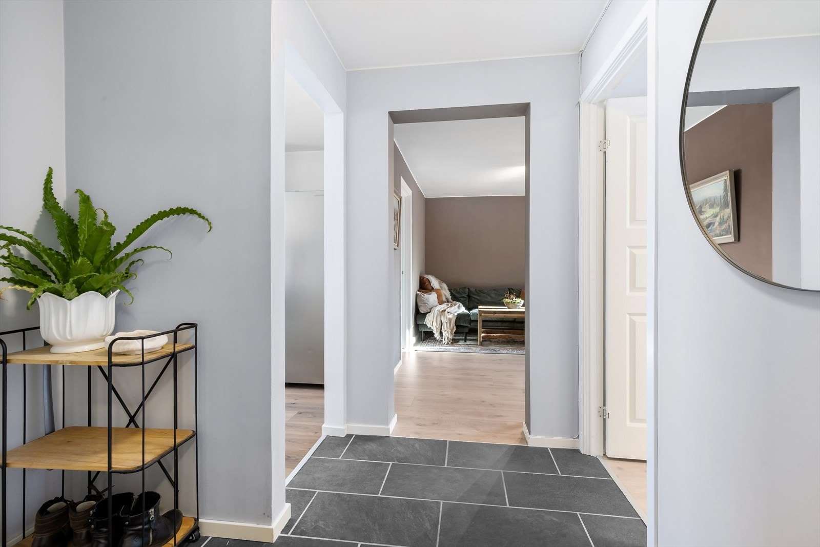 Entreen har gode oppbevaringsmuligheter samt ytterdør med brann- og lydklassifisering. Galleribilde