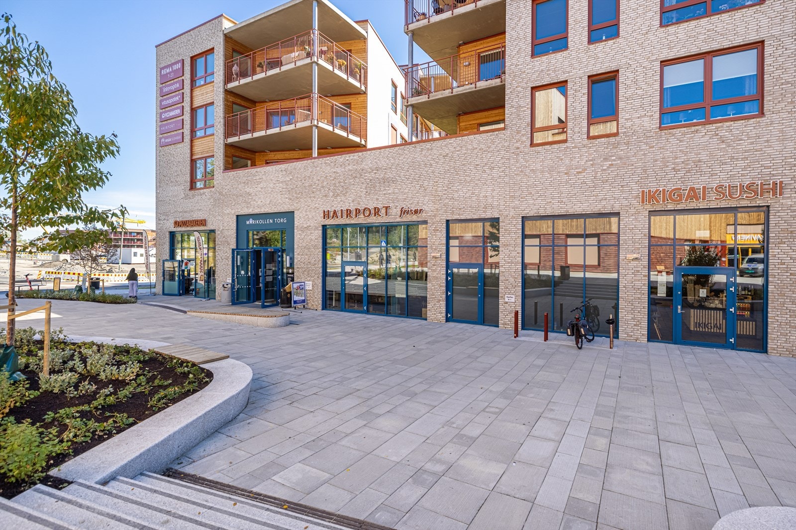 Marikollen Torg ligger like ved, og har frisør, Sushi, Interoptik, Pizzabakeren, Puls treningssenter, Rema 1000, apotek og Vinmonopolet. Galleribilde