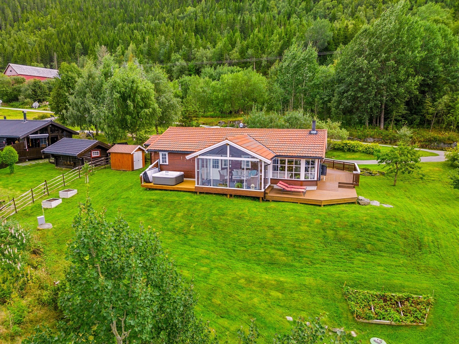 Tomten er på over ett mål, opparbeidet med en stor og frodig hage. Galleribilde