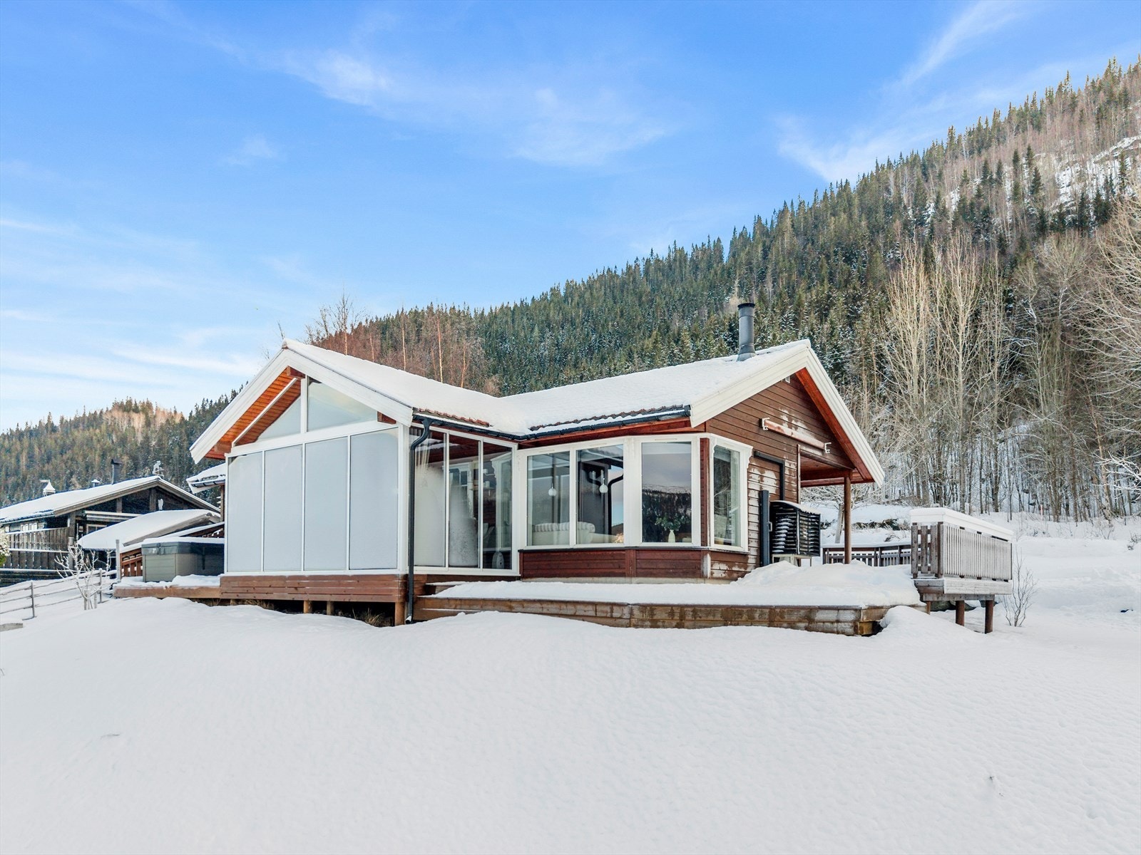 Terrassen går over flere nivåer, og innredes enkelt i ulike soner. Galleribilde