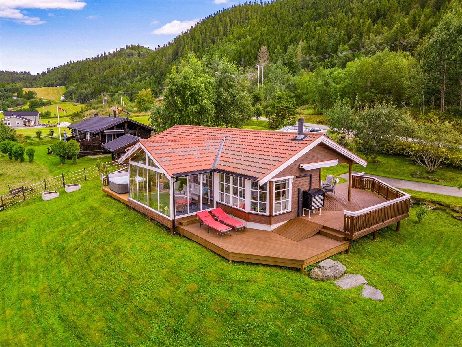 Det er enkel adkomst via bilvei helt frem, og bilen parkers i en asfaltert innkjørsel med elbil-lader. Galleribilde