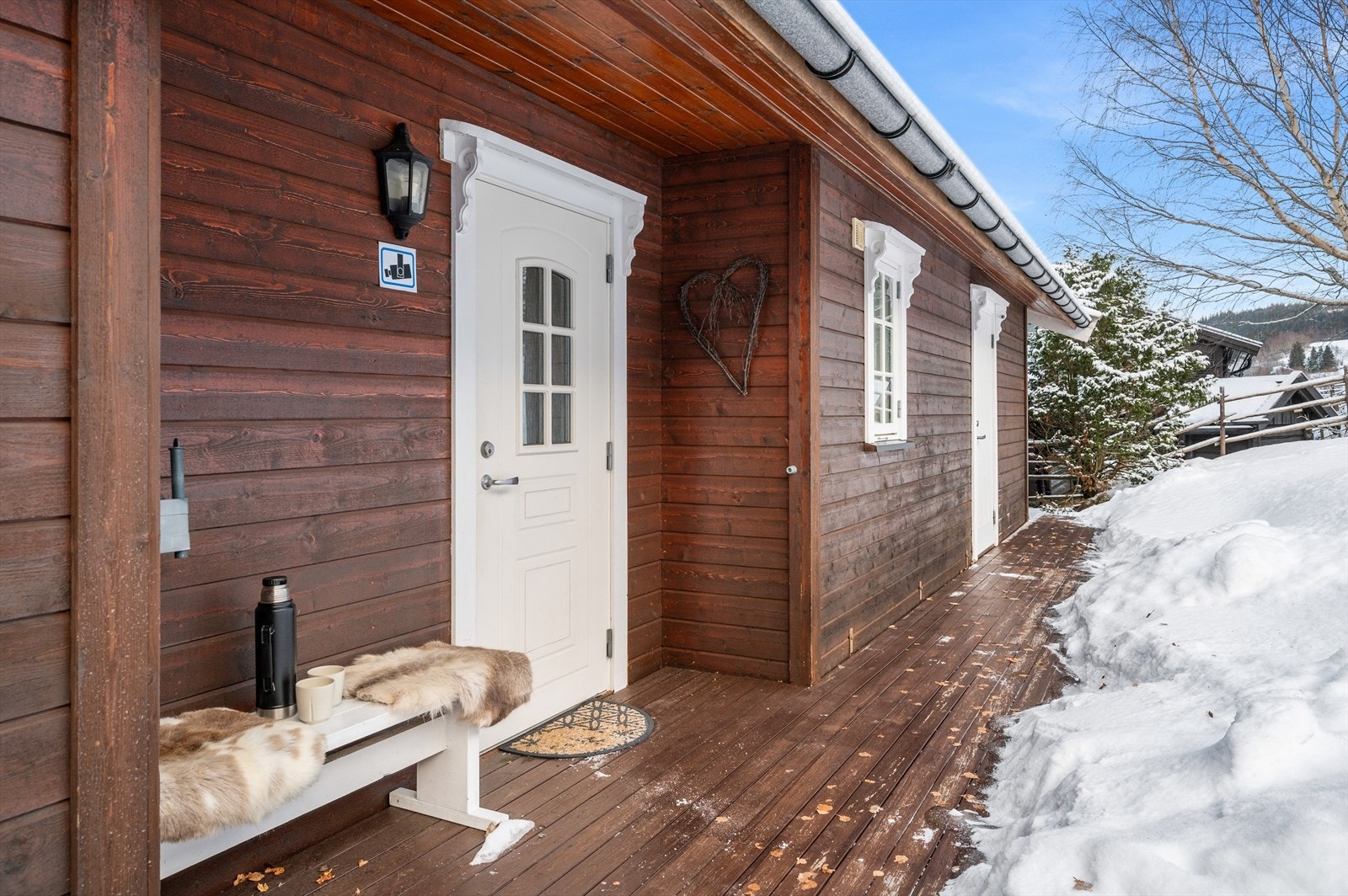 Ekstra lagringsplass finnes i to uteboder, hvor den ene er bygd inntil hytta og har en markterrasse fra 2021 i bakkant. Galleribilde