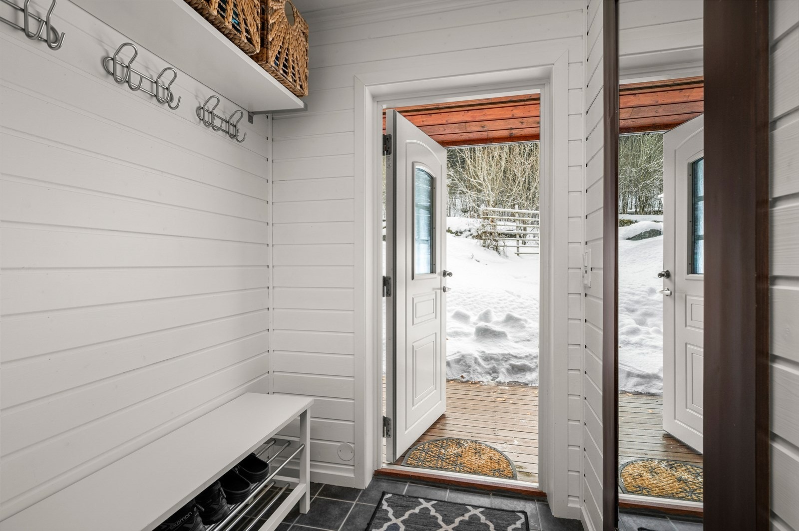 Åpen og lys entrè med gode muligheter for oppheng av yttertøyet og sko. Galleribilde