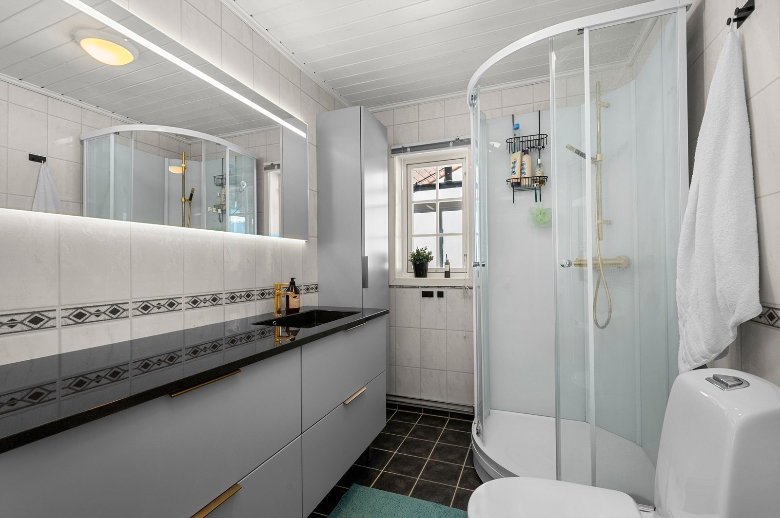 Delikat bad med gulvvarme og badromsinnredning fra 2020 med gode oppbevaringsmulighteter. Galleribilde