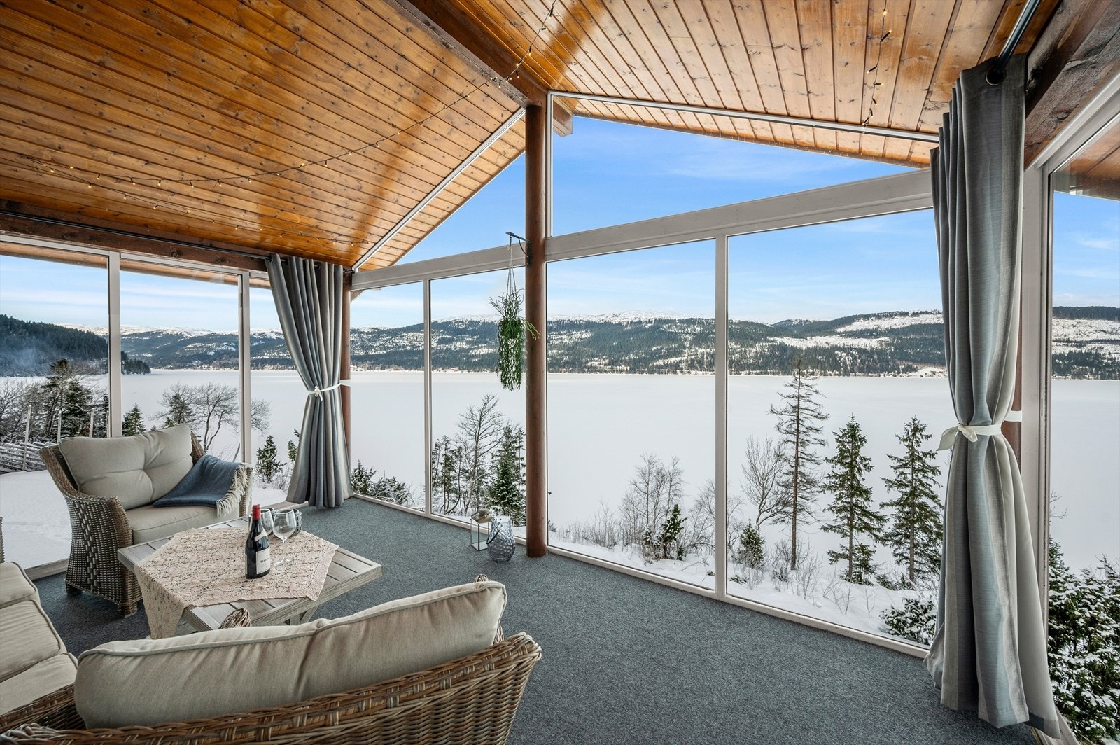 Her kan man nyte sosiale sammenkomster året rundt, med fantastisk utsikt over Verrasundet. Galleribilde