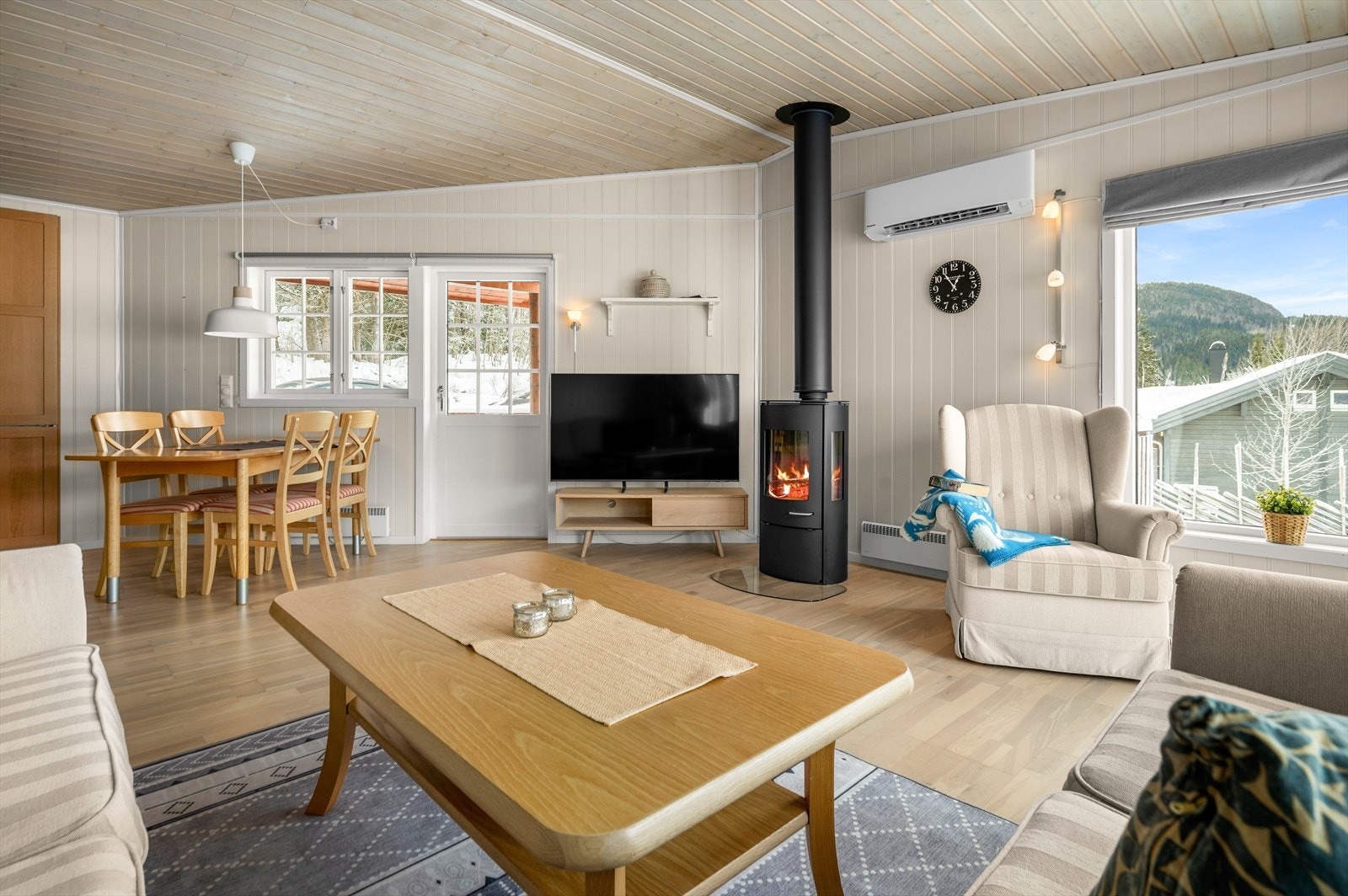 De rause vindusflatene byr på rikelig med naturlig lysinnslipp. Møbler kan følge med handelen om ønskelig etter avtale med selger. Galleribilde