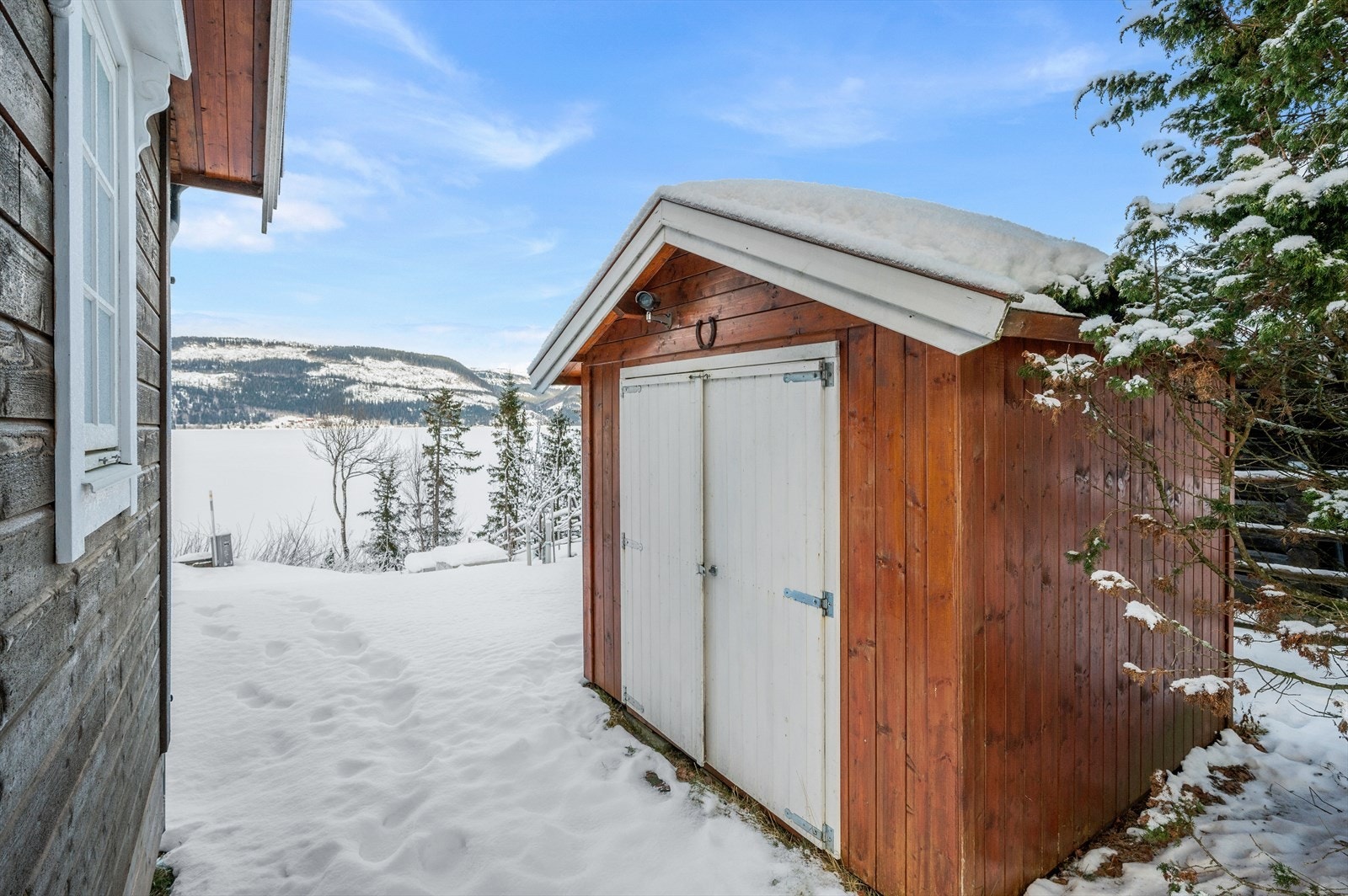 Den frittstående utebod er på ca. 5 m², perfekt for hageredskaper og annet utstyr. Galleribilde