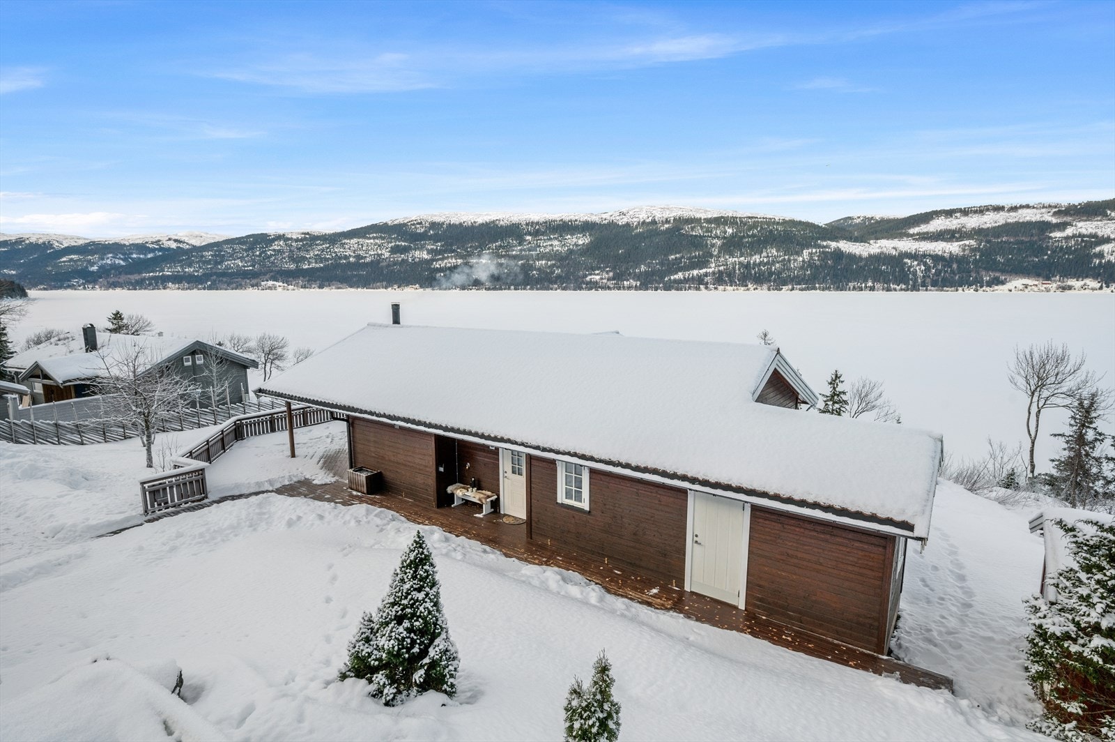 Nærområdet byr på mange muligheter til aktivitet både sommer og vinter, som ski, fiske, båt og bading. Galleribilde